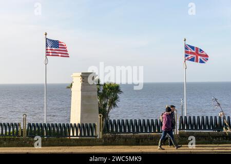 Le bandiere britanniche e americane che volano accanto al monumento commemorativo di guerra sulla cima della scogliera di Hunstanton nel Norfolk. Foto Stock