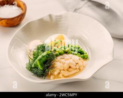 Aspic o Kholodets. Carpa aspica affumicata servita con verdure e caviale di luccio. Frullate carne di pollo o pesce in aspic con verdure. Gustoso pesce in gelatina. Pesce o carne con sfondo di gelatina delizioso Foto Stock