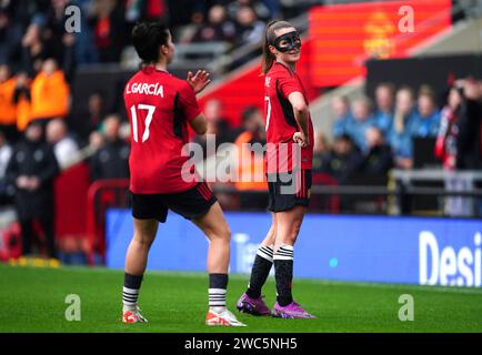 Ella Toone (a destra) del Manchester United celebra il primo gol della squadra durante la partita del quarto turno della Adobe Women's fa Cup al Leigh Sports Village Stadium di Manchester. Data foto: Domenica 14 gennaio 2024. Foto Stock