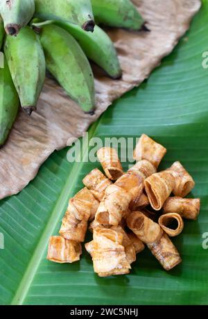 Panini di banana Chip su foglia di banana verde Foto Stock