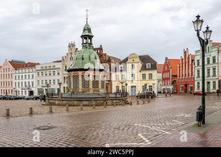 Wasserkunst Wismar - 31.12.2023: Simbolo: Wahrzeichen - Die Wasserkunst auf dem Marktplatz in Wismar ist ein pavillonartiges Laufbrunnenbauwerk. Es wurde von 1579 bis 1602 nach Plänen des Utrechter Baumeisters Philipp Brandin im niederländischen Renaissance Stil erbaut. Die Wasserkunst diente bis 1897 zur Trinkwasserversorgung der Hansestadt. 31.12.2023 Wismar am Markt Mecklenburg-Vorpommern Deutschland **** Arte dell'acqua Wismar 31 12 2023 simbolo l'arte dell'acqua sulla piazza del mercato di Wismar è una fontana funzionante simile a un padiglione e fu costruita tra il 1579 e il 1602 secondo i piani dell'Utrecht Foto Stock