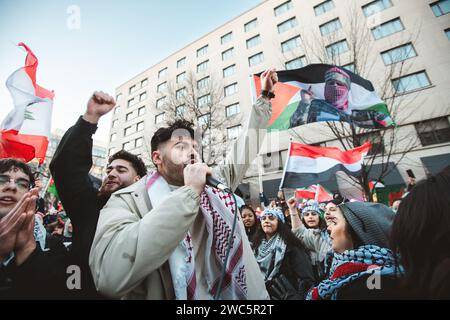 WASHINGTON D.C, D.C, USA. 13 gennaio 2024. Più di 400.000 manifestanti pro-palestinesi prendono le strade in una marcia nazionale a Washington DC per mostrare sostegno ai palestinesi e chiedere un cessate il fuoco e porre fine al genocidio a Gaza. (Immagine di credito: © Eman Mohammed/ZUMA Press Wire) SOLO USO EDITORIALE! Non per USO commerciale! Foto Stock