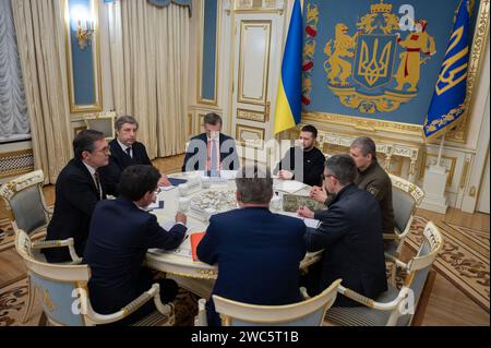 Kiev, Ucraina. 13 gennaio 2024. Il presidente ucraino Volodymyr Zelenskyy, di destra, tiene un incontro bilaterale con il nuovo ministro francese per l'Europa e gli affari esteri, Stephane Sejourne, di sinistra, al Palazzo Mariinskyi, il 13 gennaio 2024 a Kiev, Ucraina. Credito: Ucraina Presidenza/Ufficio stampa presidenziale ucraino/Alamy Live News Foto Stock