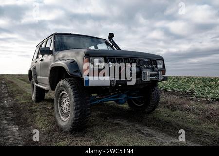 Veicolo fuoristrada 4x4 classico su strada sterrata, vista frontale Foto Stock