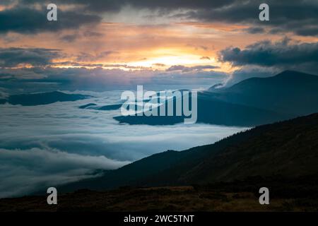 Paesaggio panoramico all'aperto. Magnifiche vedute delle montagne con spettacolari nuvole serali al tramonto. Foto Stock