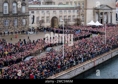 Copenhagen, Danimarca. 14 gennaio 2024. Copenhagen, Danimarca. 14 gennaio 2024. La coppia del principe ereditario viaggia dal castello di Amalienborg al castello di Christiansborg domenica 14 gennaio 2024. Il 31 dicembre 2023, la regina annunciò che avrebbe abdicato il 14 gennaio e che il principe ereditario Federico sarebbe stato reggente della Danimarca da quel giorno. Crediti: Ritzau/Alamy Live News Foto Stock