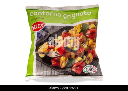 Italia - 21 giugno 2023: Sacchetto di verdure grigliate miste congelate a fette, prodotto italiano SELEX, isolato su un sentiero di ritaglio bianco. Tex: contorno grigliata Foto Stock