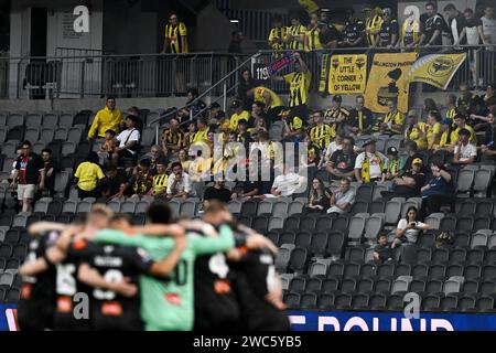 14 gennaio 2024; CommBank Stadium, Sydney, NSW, Australia: A-League Football, Perth Glory contro Wellington Phoenix; i fan di Wellington in viaggio prima del calcio d'inizio Foto Stock