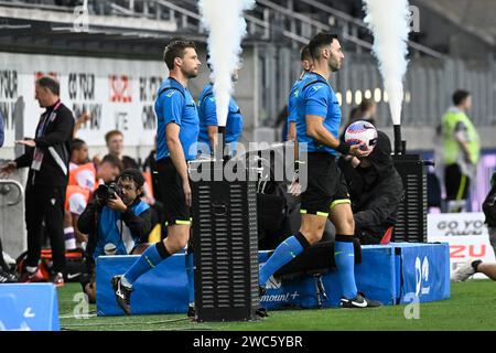 14 gennaio 2024; CommBank Stadium, Sydney, NSW, Australia: A-League Football, Perth Glory contro Wellington Phoenix; i funzionari della partita guidano le squadre prima del calcio d'inizio Foto Stock