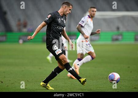 14 gennaio 2024; CommBank Stadium, Sydney, NSW, Australia: A-League Football, Perth Glory contro Wellington Phoenix; Scott Wootton di Wellington Phoenix passa la palla a metà campo Foto Stock