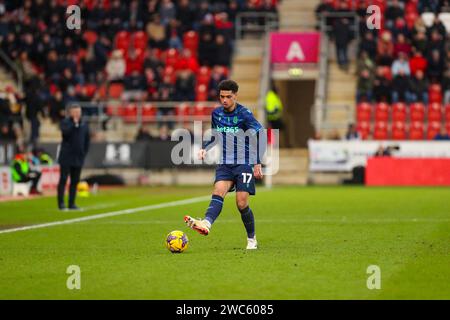 AESSEAL New York Stadium, Rotherham, Inghilterra - 13 gennaio 2024 Ki-Jana Hoever (17) di Stoke City passa la palla - durante la partita Rotherham United contro Stoke City, Sky Bet Championship, 2023/24, AESSEAL New York Stadium, Rotherham, Inghilterra - 13 gennaio 2024 crediti: Mathew Marsden/WhiteRosePhotos/Alamy Live News Foto Stock