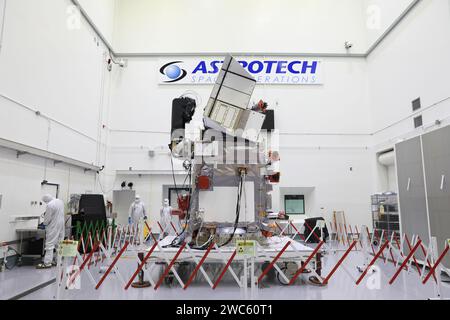 I tecnici lavorano per elaborare l'osservatorio Plankton, aerosol, Cloud, Ocean Ecosystem (pace) della NASA su un tavolo inclinato Aronson in una baia alta presso l'Astr Foto Stock