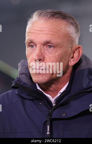 ARNHEM, PAESI BASSI - 14 GENNAIO: Allenatore Edward Sturing del Vitesse durante la partita olandese Eredivisie tra Vitesse e FC Utrecht allo Stadion Gelredome il 14 gennaio 2024 ad Arnhem, Paesi Bassi. (Foto di Ben Gal/Orange Pictures) Foto Stock