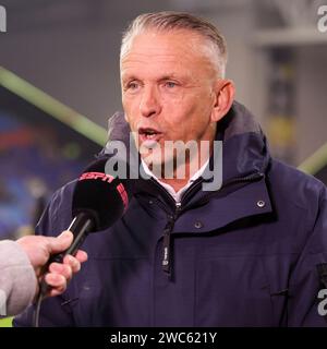 ARNHEM, PAESI BASSI - 14 GENNAIO: Allenatore Edward Sturing del Vitesse durante la partita olandese Eredivisie tra Vitesse e FC Utrecht allo Stadion Gelredome il 14 gennaio 2024 ad Arnhem, Paesi Bassi. (Foto di Ben Gal/Orange Pictures) Foto Stock