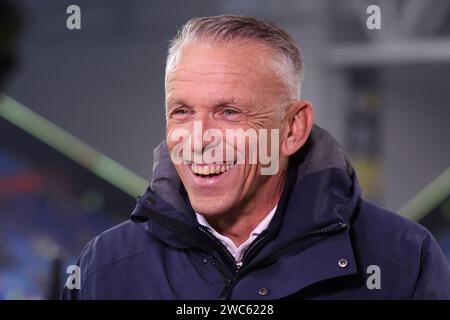 ARNHEM, PAESI BASSI - 14 GENNAIO: Allenatore Edward Sturing del Vitesse durante la partita olandese Eredivisie tra Vitesse e FC Utrecht allo Stadion Gelredome il 14 gennaio 2024 ad Arnhem, Paesi Bassi. (Foto di Ben Gal/Orange Pictures) Foto Stock