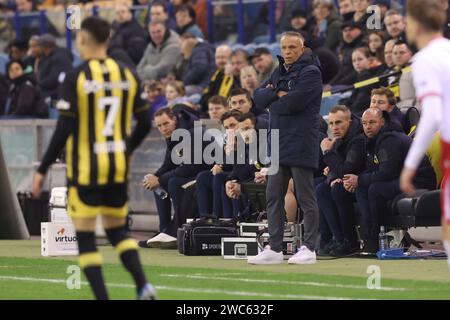 ARNHEM, PAESI BASSI - 14 GENNAIO: Allenatore Edward Sturing del Vitesse durante la partita olandese Eredivisie tra Vitesse e FC Utrecht allo Stadion Gelredome il 14 gennaio 2024 ad Arnhem, Paesi Bassi. (Foto di Ben Gal/Orange Pictures) Foto Stock