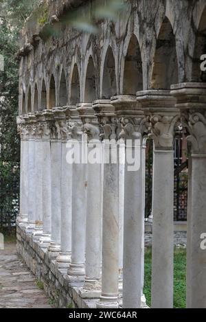 Colonne del chiostro restaurato di Sant'Andrea XII secolo, via di porta Soprana 12, Genova, Italia Foto Stock