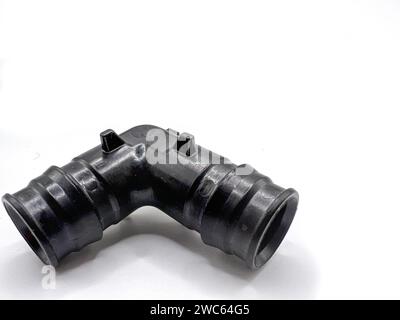 Raccordi per tubi in PVC nero isolati su sfondo bianco. Tubo dell'acqua in plastica nera. Accessori in PVC per impianti idraulici. Attrezzature idrauliche. Piegare e a tre vie Foto Stock