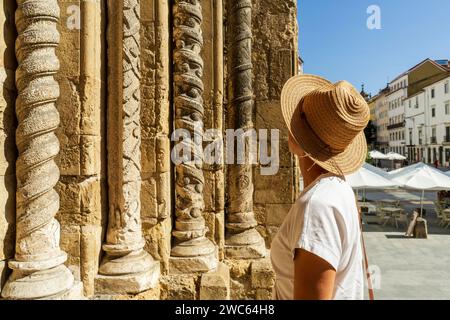 Donna che visita una chiesa romanica, Coimbra, Igreja de Sao Tiago Foto Stock