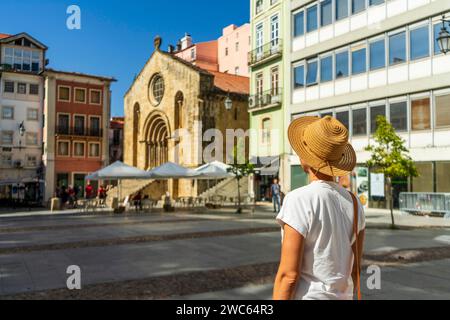 Donna che visita la bellissima città, Coimbra, Portogallo Foto Stock