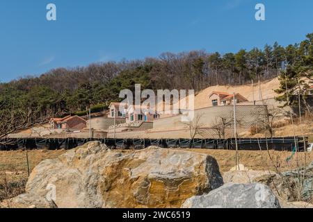 Chungju, Corea del Sud, 22 marzo 2020: Solo per uso editoriale. Case unifamiliari di nuova costruzione di fronte al battistrada con massi scavati Foto Stock