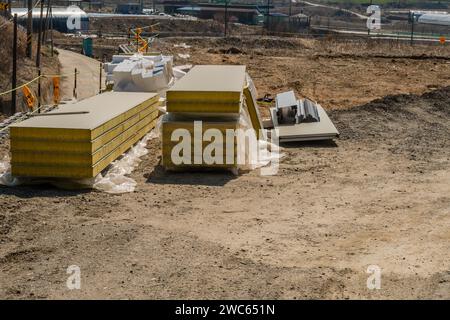 Chungju, Corea del Sud, 22 marzo 2020: Solo per uso editoriale. Pannelli isolanti impilati sul terreno di cantieri rurali Foto Stock