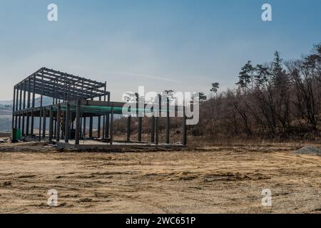 Chungju, Corea del Sud, 22 marzo 2020: Solo per uso editoriale. Struttura in metallo di un edificio industriale nel nuovo cantiere rurale Foto Stock