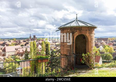 Vista panoramica dal castello d'Isenbourg e dalle terme del pittoresco villaggio di Rouffach Haut-Rhin, nel Grand Est della Francia nord-orientale Foto Stock