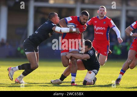 Bath, Regno Unito. 14 gennaio 2024. Ollie Lawrence di Bath è parlato da Gael Fickou (a sinistra) e Henry Chavancy (a destra) della Racing 92 durante l'Investec Champions Cup match tra Bath e Racing 92 al Recreation Ground. Crediti: Ben Whitley/Alamy Live News Foto Stock