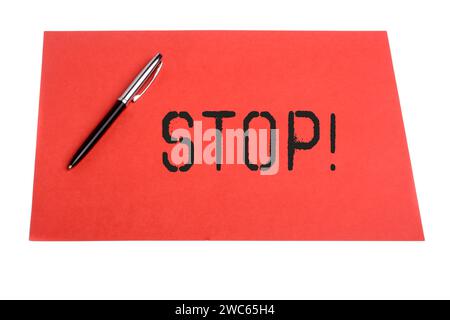 Parola di arresto e penna e carta comune a colori su sfondo isolato Foto Stock