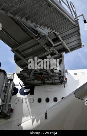 Lufthansa Airbus A380-800 con ponti d'imbarco passeggeri attraccati in posizione di check-in, aeroporto di Monaco, alta Baviera, Baviera, Germania Foto Stock