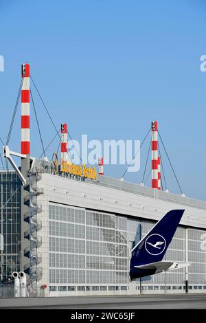 Aletta di coda dell'Airbus A380-800 Lufthansa con stabilizzatore verticale nell'hangar di manutenzione Lufthansa Technik, aeroporto di Monaco, alta Baviera, Baviera Foto Stock