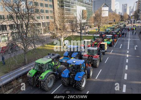 Circa 600 contadini hanno guidato nella sala dei festival a Francoforte sul meno l'11 gennaio 2024 come parte del rally organizzato dal Wetterau-Frankfurt Foto Stock