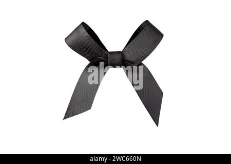 Arco in raso nero isolato su bianco. Nodo legato a nastro lucido ed elegante scuro. Crepe in lutto. Foto Stock