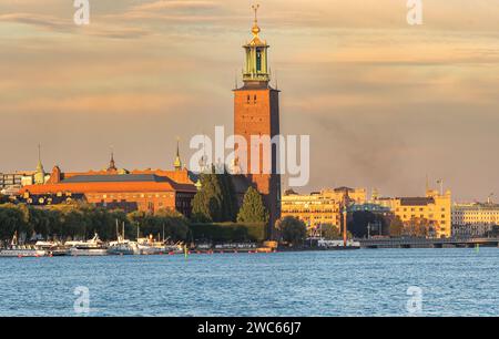 Municipio di Stoccolma, Svezia, con calde luci serali autunnali. Serata calda con un bellissimo tramonto sullo skyline di Stoccolma. Foto Stock