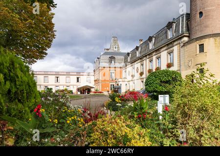 Rouffach, Francia - 14 ottobre 2023: Castello d'Isenbourg e Spa nel pittoresco villaggio di Rouffach dipartimento Haut-Rhin nel Grand Est della Francia nord-orientale Foto Stock