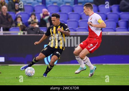 ARNHEM, PAESI BASSI - 14 GENNAIO: Million Manhoef di Vitesse, Nick Viergever dell'FC Utrecht durante il match olandese Eredivisie tra Vitesse e FC Utrecht allo Stadion Gelredome il 14 gennaio 2024 ad Arnhem, Paesi Bassi. (Foto di Ben Gal/Orange Pictures) Foto Stock