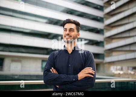 L'allegro dirigente d'affari arabo si pone con sicurezza all'esterno Foto Stock