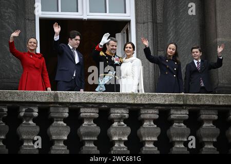 COPENAGHEN, DANIMARCA 20240114Re di Danimarca Federico X e la Regina Maria, insieme ai loro figli da sinistra, la Principessa Giuseppina, il Principe Cristiano, la Principessa Isabella e il Principe Vincent saltano dal balcone del palazzo di Christiansborg a Copenaghen. Domenica, re Federico X prese il trono dalla regina Margherita II Il cambio di trono fu proclamato dal balcone del castello di Christiansborg dal primo ministro mette Fredrikssen. Foto: Johan Nilsson/TT/Code 50090 credito: TT News Agency/Alamy Live News Foto Stock