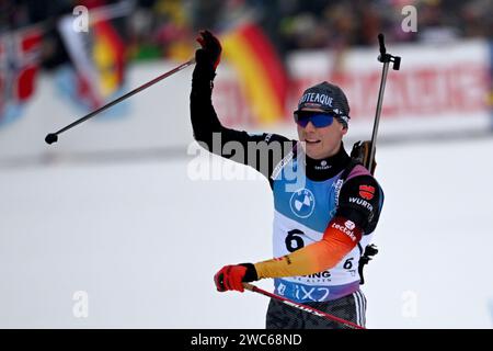 14 gennaio 2024, Baviera, Ruhpolding: Biathlon: Coppa del mondo, inseguimento 12,5 km, uomini. Justus Strelow dalla Germania festeggia al traguardo. Foto: Sven Hoppe/dpa Foto Stock