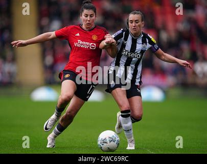 Lucia Garcia del Manchester United (sinistra) e Amber-Keegan Stobbs del Newcastle United durante la partita del quarto turno della Adobe Women's fa Cup al Leigh Sports Village Stadium di Manchester. Data foto: Domenica 14 gennaio 2024. Foto Stock