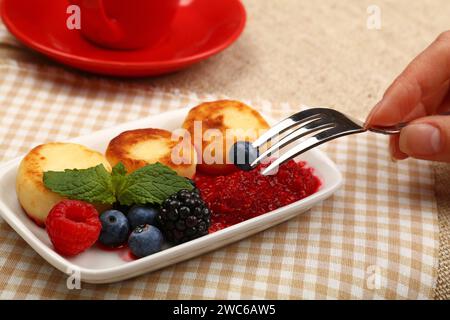 Primo piano: Pancake al formaggio di quark europeo con frutta, vista dall'alto Foto Stock