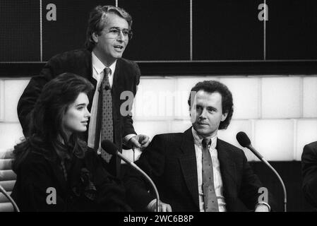 Frank Elstner mi. mit Brooke Shields und Franz Beckenbauer 03/85 VZ Frank Elstner mi. mit Brooke Shields und Franz Beckenbauer AM 30. März 1985 a Wetten, dass.. ZDF aus Innsbruck Deutschland deutsch deutscher deutsche Mann Männer Frau ex ehemalig ehemaliger Fußballer Fußball Fußballspieler Teamchef Nationalelf Nationaltrainer DFB TV moderatore Fernsehen US amerikanische Amerikanerin Schauspielerin Schauspiel ex calciatore tedesco quer halb sitzend Kulisse Deko lächelnd sprechend sw *** Frank Elstner Wed con Brooke Shields Beckenbauer 03 85 VZ Frank Elstner Mer Foto Stock