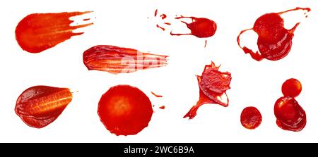 Primo piano raccolta di diverse macchie umide di salsa di pomodoro rosso ketchup isolato su sfondo bianco, vista dall'alto, direttamente sopra Foto Stock