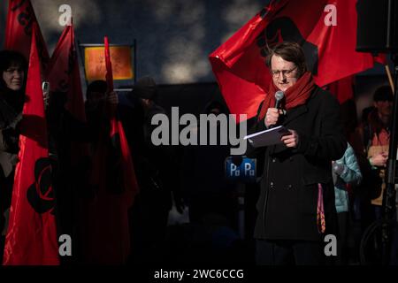 Davos, Svizzera. 14 gennaio 2024. Davos, CH 14 gennaio 2024. Un discorso di protesta il popolo riunito per protestare contro il 54° Forum economico Mondiale. Centinaia di manifestanti si sono riuniti per esprimere preoccupazioni sull'agenda del WEF di quest'anno. Il Forum coinvolge i leader politici, commerciali e culturali della società per definire i programmi globali, regionali e industriali, che possono avere un impatto su tutti in tutto il mondo. Crediti: Andy Barton/Alamy Live News Foto Stock