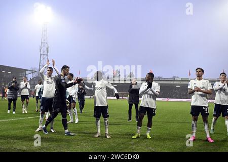 DEVENTER - (l-r) Steven Berghuis dell'Ajax, portiere dell'Ajax Diant Ramaj, Carlos Forbs dell'Ajax, allenatore dell'Ajax John va't Schip, Steven Bergwijn dell'Ajax, Tristan Gooijer dell'Ajax celebrano la vittoria del 3-2 dopo la partita olandese Eredivisie tra Go Ahead Eagles e Ajax Amsterdam a De Adelaarshorst il 14 gennaio, 2024 a Deventer, Paesi Bassi. ANP OLAF KRAAK Foto Stock