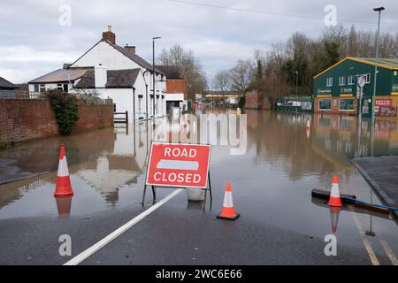 Bredon Road a Tewkesbury, Gloucestershire, chiusa a causa di inondazioni. Foto Stock