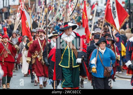 Reenattori della guerra civile che prendono parte all'annuale battaglia di Nantwich Foto Stock