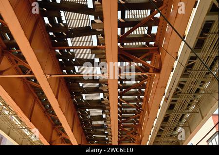 Chicago, Illinois, USA. La struttura sopraelevata si erge sopra il quartiere Lakeview sul lato nord della città. Foto Stock