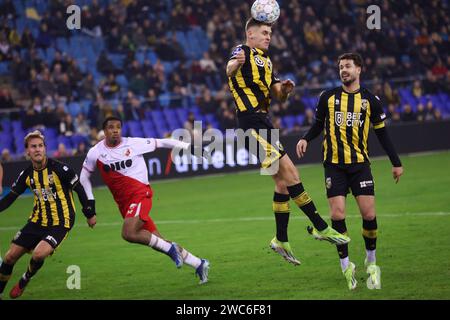 ARNHEM, PAESI BASSI - 14 GENNAIO: Ramon Hendriks di Vitesse fa un salto di qualità durante il match olandese Eredivisie tra Vitesse e FC Utrecht allo Stadion Gelredome il 14 gennaio 2024 ad Arnhem, Paesi Bassi. (Foto di Ben Gal/Orange Pictures) Foto Stock